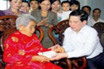 Chủ tịch nước tặng quà đối tượng chính sách dịp Tết Nguyên đán