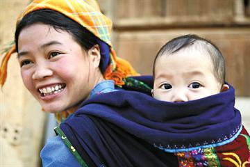 Phụ nữ dân tộc thiểu số nghèo sinh con đúng chính sách được hỗ trợ 2 triệu đồng