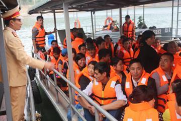 Hành khách qua sông không mặc áo phao bị phạt đến 200.000 đồng