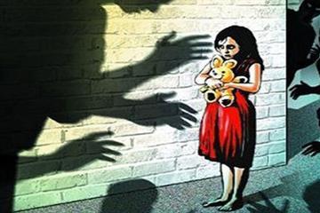 Trèo tường sang nhà hàng xóm dâm ô bé gái