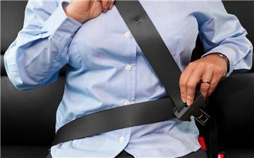 Từ 2018, người ngồi ghế sau ô tô không thắt dây an toàn bị phạt tiền
