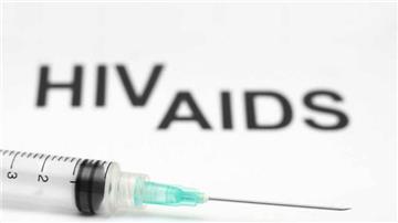 Phát bơm kim tiêm, bao cao su miễn phí để hạn chế lây nhiễm HIV