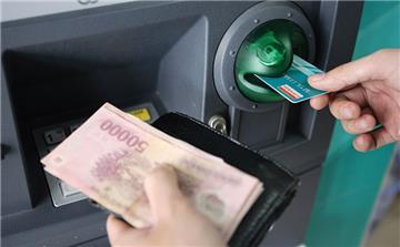 Phải cảnh báo thủ đoạn trộm tiền ngay tại cây ATM