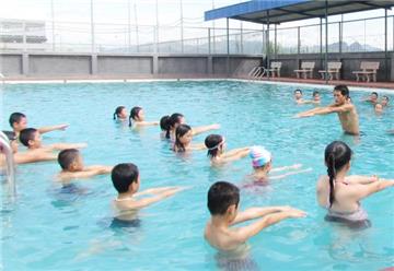 Các gia đình cần chủ động đưa trẻ em đi học bơi 