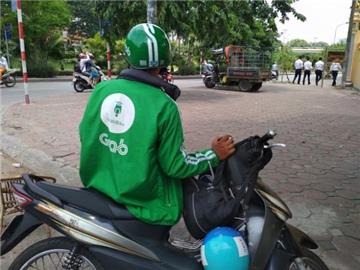 Lương công chức thấp, có được chạy Grab kiếm thêm thu nhập?