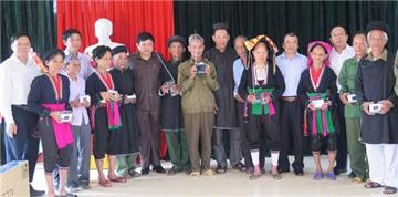 Cấp miễn phí đài radio cho người dân vùng núi