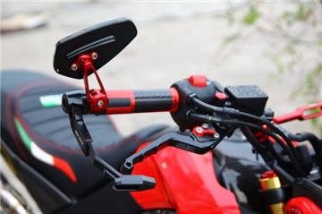 Xe máy lắp gương gù có bị phạt không?