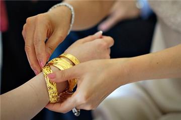 Mẹ chồng giữ vàng cưới không trả, đòi lại thế nào?