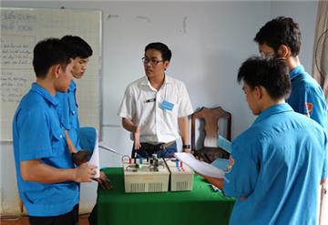 4 trường hợp giáo viên dạy nghề thi thăng hạng được miễn ngoại ngữ