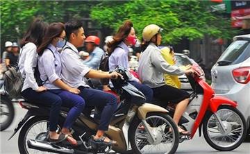Không giao xe máy, xe gắn máy cho học sinh chưa đủ tuổi