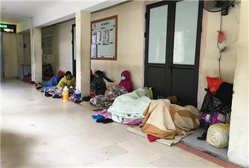 Trời rét, bệnh viện không để người nhà bệnh nhân nằm hành lang