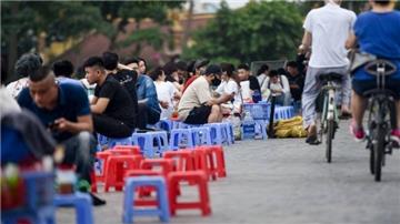 Hà Nội: Giải tỏa quán nước lấn chiếm vỉa hè, tụ tập đông người
