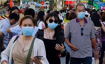 Người dân vẫn bắt buộc đeo khẩu trang ở nơi công cộng
