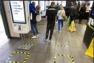 Người dân Hà Nội phải giữ khoảng cách tối thiểu 1m khi tiếp xúc