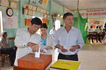 Cử tri tiến hành bỏ phiếu như thế nào?