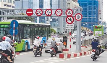 Có được vượt xe khác khi đang đi trên cầu không?