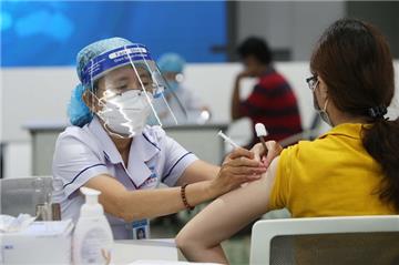 Tổ chức tiêm vắc xin Covid-19 cho tất cả người từ 18 tuổi trở lên