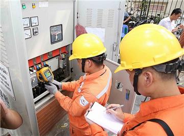 Thủ tướng yêu cầu tiếp tục xem xét giảm giá điện, xăng dầu
