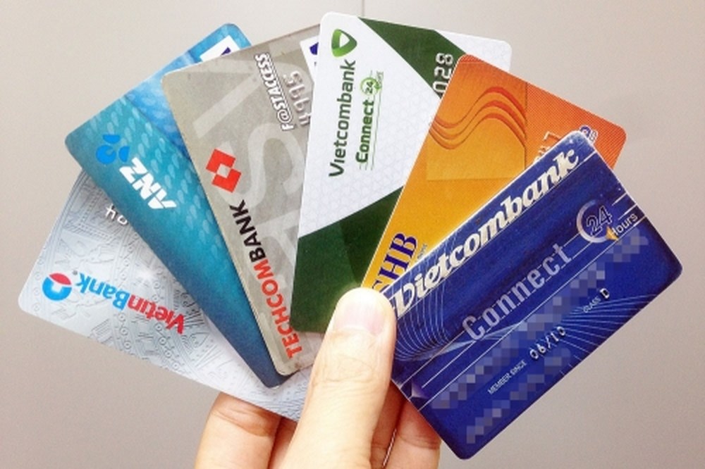 Dùng 1 chiếc thẻ ATM phải chịu bao nhiêu loại phí?