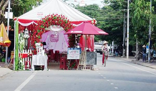 dung-rap-dam-cuoi-giua-duong_0410113119.jpg