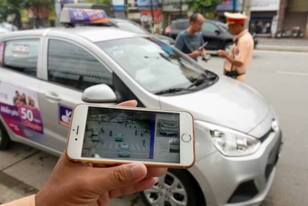 Yêu cầu CSGT chứng minh vi phạm mới đưa giấy tờ, đúng hay sai?