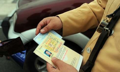 Tài xế cần mang theo giấy tờ gì khi lái xe?