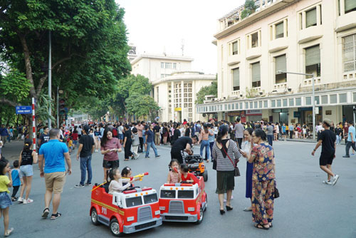 Hà Nội tạm dừng hoạt động đông người tại phố đi bộ
