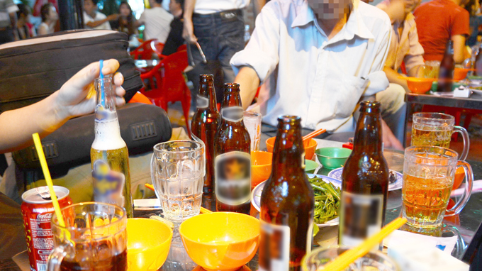 Để nhân viên uống rượu bia trong giờ làm, sếp bị phạt đến 5 triệu