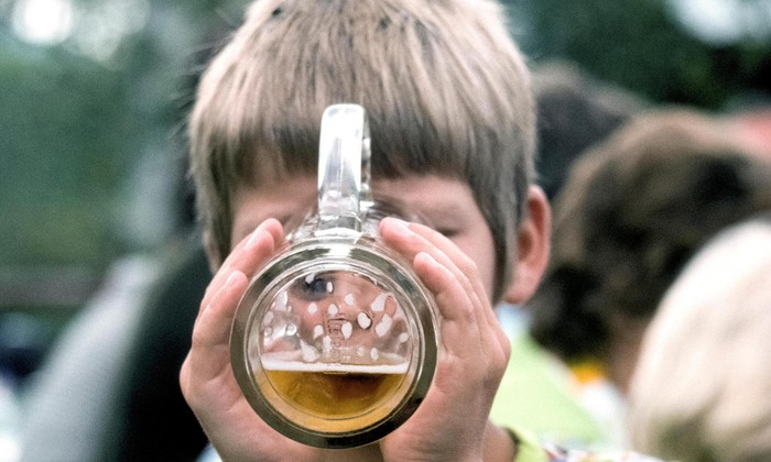 Trẻ dưới 18 tuổi uống rượu bia, cha mẹ bị phạt!