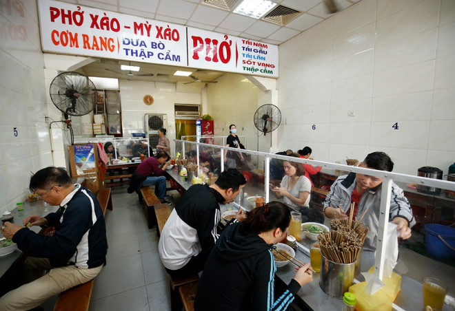 Hà Nội: Nhà hàng, quán ăn phải có vách ngăn giữa khách hàng