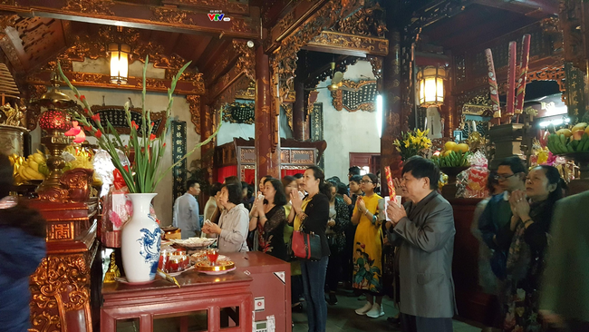 Mùng 1 Tết người dân TP Hồ Chí Minh đi lễ chùa cầu an  baotintucvn