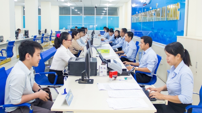 cong chuc duoc tam hoan xem xet ky luat