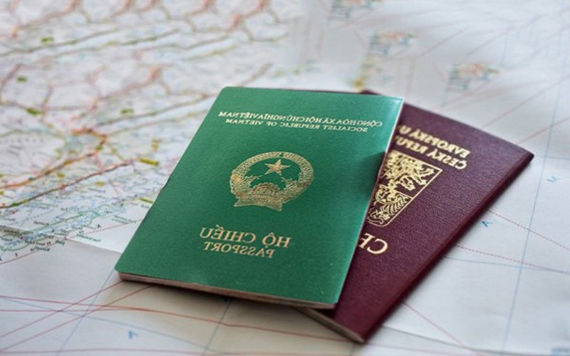 Lãnh sự quán Việt Nam ở nước ngoài bị tố vẽ lên ảnh hộ chiếu công dân