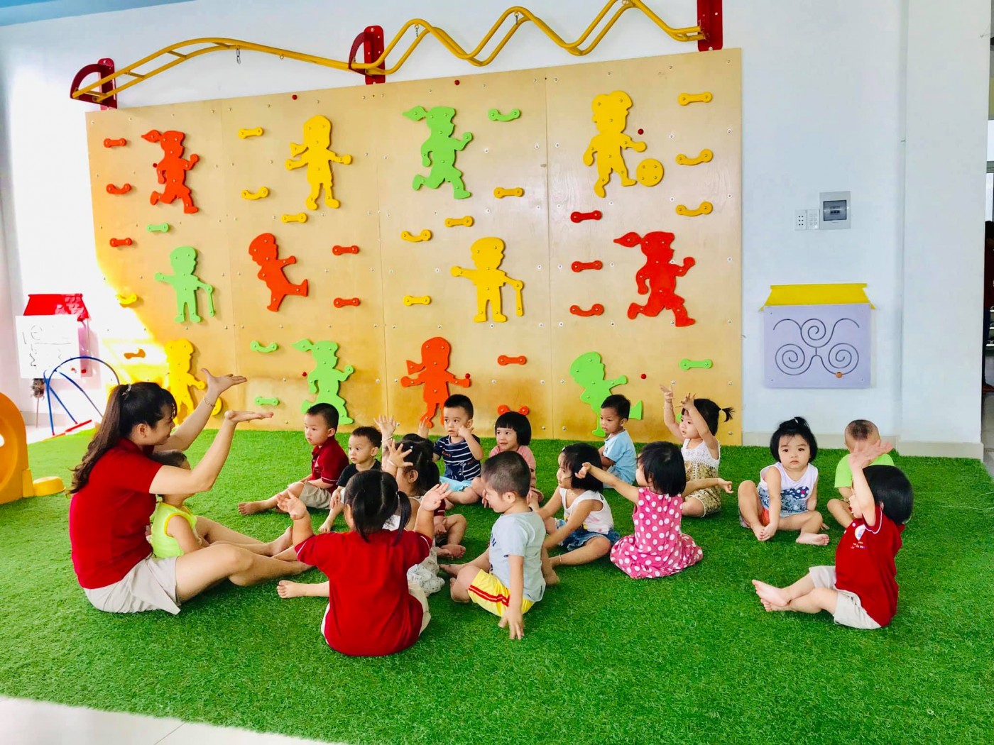 Teachers in private primary education institutions are supported with VND 3,7 million