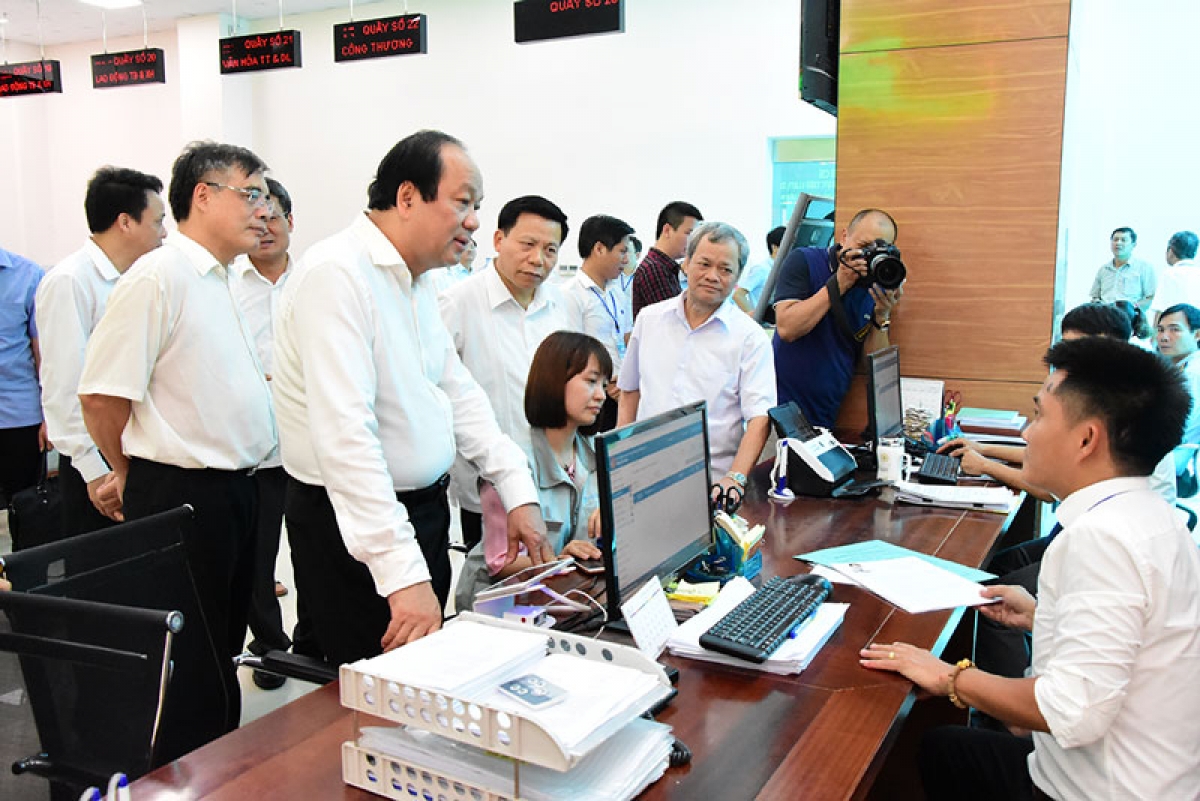 Promote the administrative reform to serve enterprises