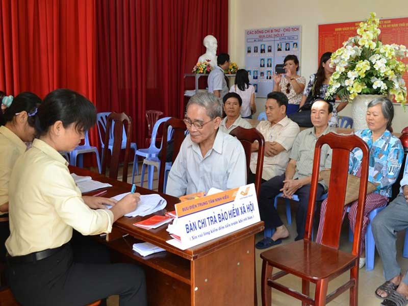 Cadres and civil servants holding leadership shall retire later than the prescribed retirement ages