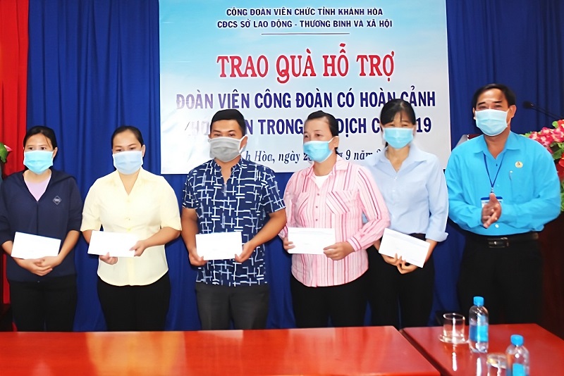 Công đoàn viên chức tỉnh Khánh Hòa cộng đồng tay trợ giúp người dân trong lượt dịch Covid