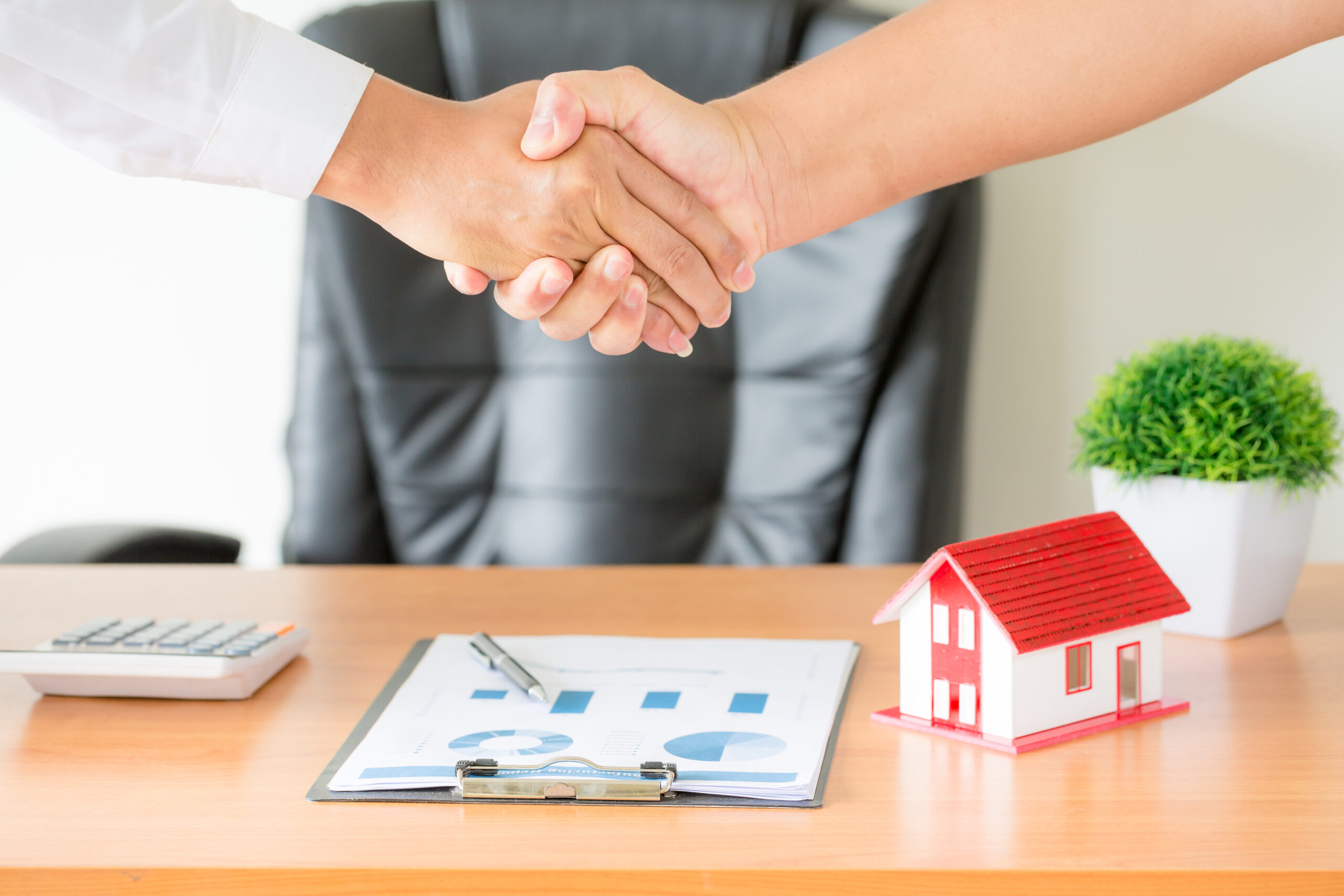 Read more about the article Ai phải nộp phí công chứng khi mua bán nhà đất?