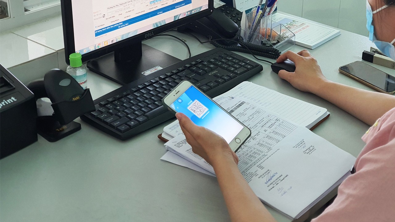 Hà Nội dừng cấp thẻ BHYT giấy cho người hưởng BHTN