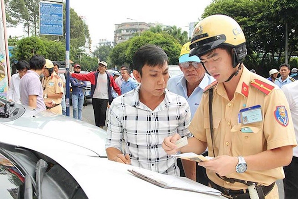 Không có bằng lái xe bị phạt nặng hơn rất nhiều so với quên bằng lái xe