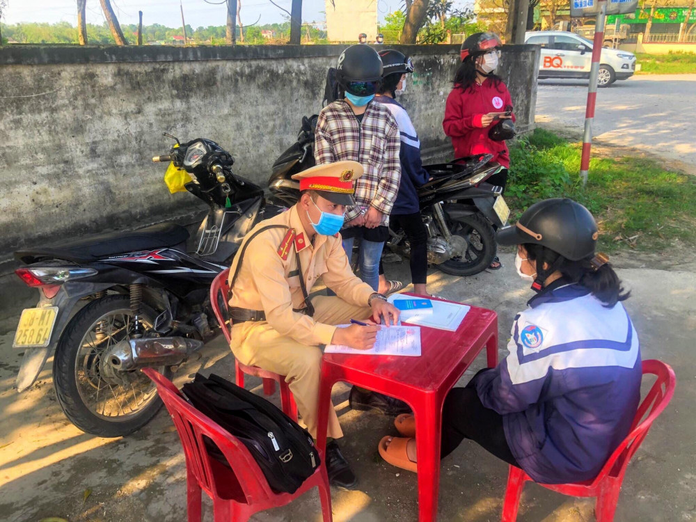 Học sinh vi phạm giao thông có bị nhà trường xử lý?