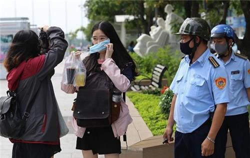 Hà Nội: Xử phạt người không đeo khẩu trang nơi công cộng