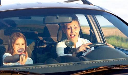 Sẽ cấm trẻ dưới 12 tuổi ngồi ở hàng ghế trước ô tô?