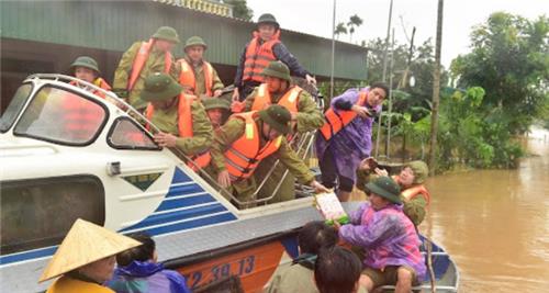 Thủ tướng: Cấp xuồng, phao cứu sinh cho 5 tỉnh miền Trung bị lũ