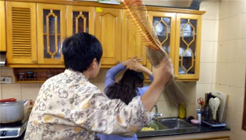 Đảng viên đánh đập vợ con bị xử lý thế nào?