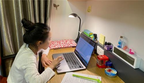 Học sinh làm kiểm tra kết quả học online trực tiếp tại trường