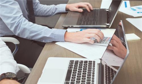Cán bộ là gì? Cán bộ được xếp lương thế nào?