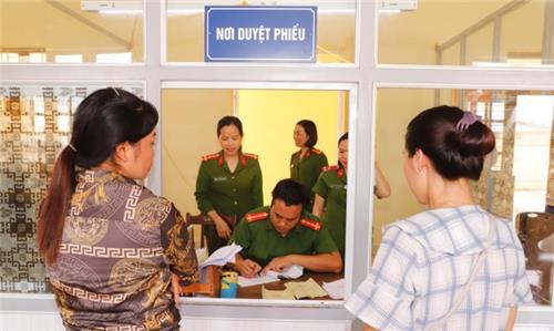 Người thân đi tù, thăm gặp và gửi quà thế nào?