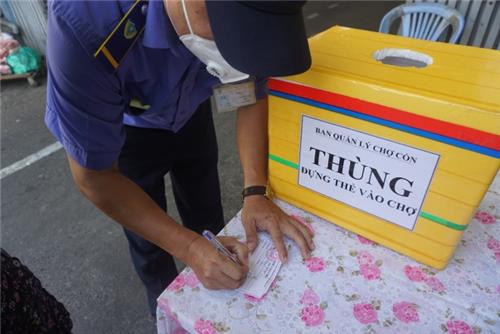 Người dân TP. HCM chỉ đi chợ theo đúng ngày ghi trên Thẻ vào chợ