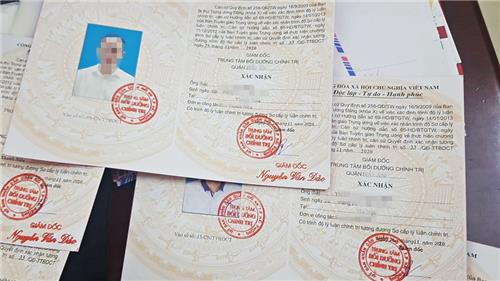 Ban hành tiêu chuẩn cán bộ, công chức đi học lý luận chính trị